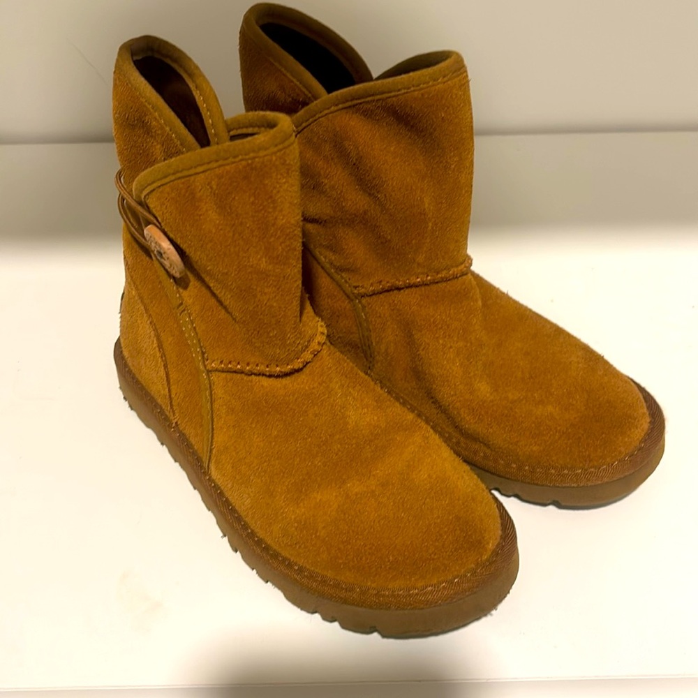 Children’s Ugg boots size 1. In gently used condition